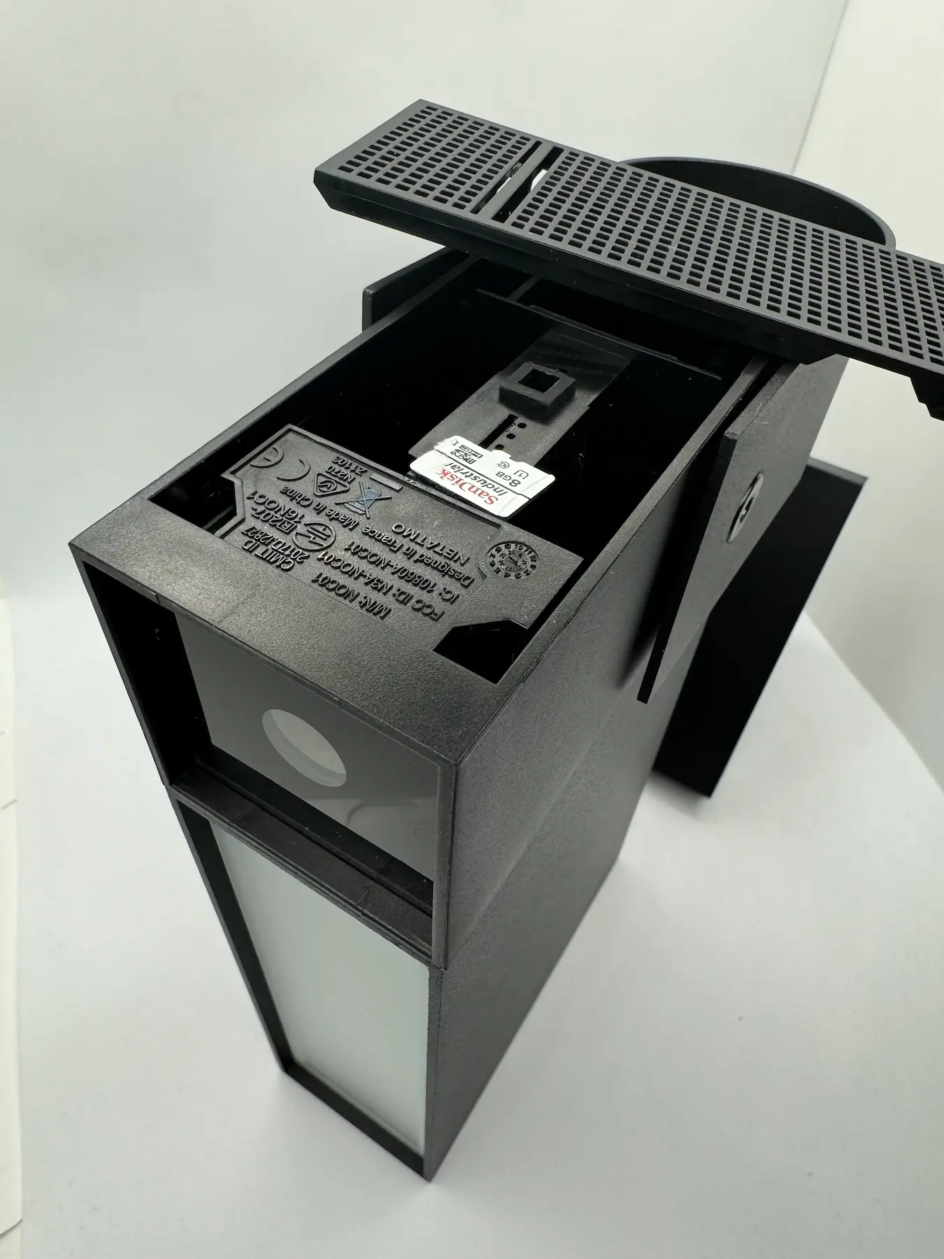 Emplacement de la carte sd sur la caméra netatmo presence